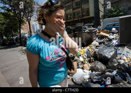 Italia volti grande ammende se non riesce a pulire tonnellate di rifiuti che ancora giacciono intorno alla città di Napoli, secondo l'Unione europea Foto Stock