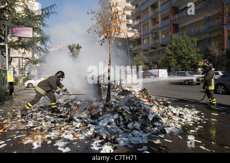 Italia volti grande ammende se non riesce a pulire tonnellate di rifiuti che ancora giacciono intorno alla città di Napoli, secondo l'Unione europea Foto Stock