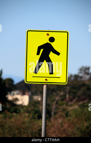 Giallo segno crosswalk presso il Victoria aeroporto. Foto Stock