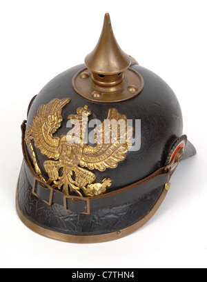 Un pickelhaube tedesco. Questo ornato di pelle e casco in ottone è stato lo standard headwear delle truppe tedesche al focolaio di WW1 Foto Stock