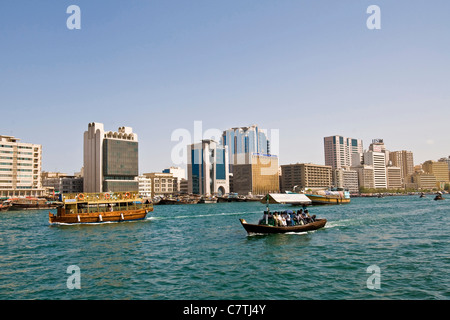 Emirati Arabi Uniti, skyline e barche lungo il Torrente di Dubai Foto Stock