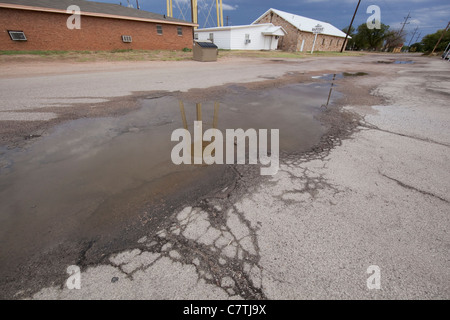 Riflessione di acqua torre in una pozza nel centro cittadino di Haskell, Texas, città natale del Texas prima signora Anita Thigpen Perry. Foto Stock