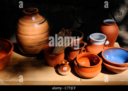 Il finlandese a mano lavori di ceramica. Negozio di artigianato Spruthuset vendere lastre, vasi, potteries e molto di più. Tutti loro sono mano... Foto Stock