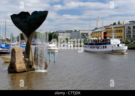 Una fontana scultura armonia, 1996, da Achim Kuhn e il traffico al fiume Aurajoki. Valutazione Harbour, fiume Aurajoki, Turku, Åbo, Foto Stock