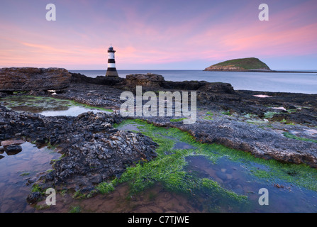 Crepuscolo sopra Penmon Point Lighthouse e Puffin Island, isola di Anglesey, Galles, UK. Molla (aprile 2011). Foto Stock