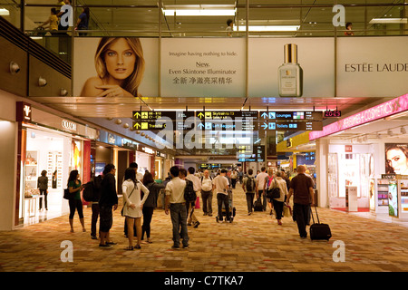 Persone in partenza dall'Aeroporto Changi di Singapore asia Foto Stock