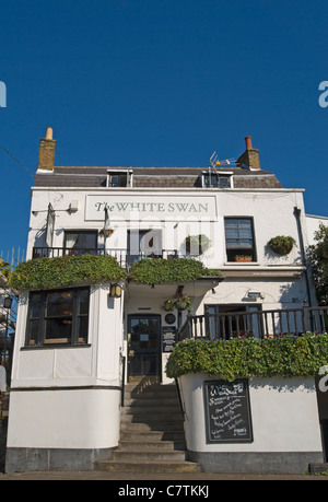 Facciata del White Swan pub, affacciata sul fiume Tamigi a Twickenham, middlesex, Inghilterra Foto Stock