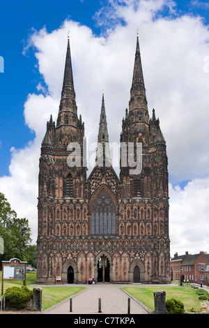 Il fronte ovest della cattedrale Lifchfield dalla vicina, Lichfield, Staffordshire, England, Regno Unito Foto Stock