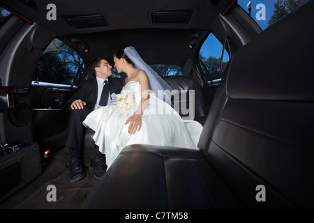 Amorevole sposa sposa e lo sposo in auto Foto Stock