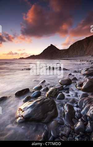 Tramonto sul litorale di Speke's Mill Mouth Beach in North Devon, in Inghilterra. Per il periodo estivo (Giugno) 2011. Foto Stock