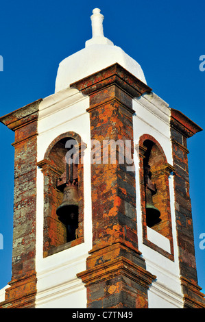 Portogallo Alentejo: Campanile della Igreja Nossa Senhora da Lagoa nello storico villaggio di Monsaraz Foto Stock