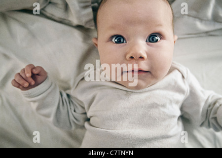 3 mese fa Bambina sul letto Foto Stock