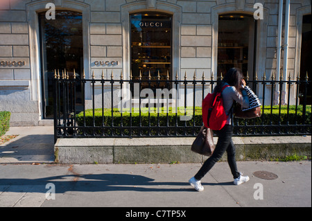 Parigi, Francia, Young Woman Walking, di fronte al negozio di abbigliamento, Gucci Store, Shopping su High Street, Avenue Montaigne, Sunny Foto Stock