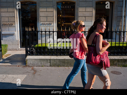 Parigi, Francia, Young Women Walking, di fronte al negozio di abbigliamento di lusso, Gucci, shopping su High Street, Avenue Montaigne » Sunny Foto Stock