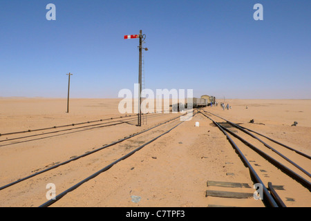 Africa, Sudan Nubia, nei pressi di Karima ferrovia via nel deserto Foto Stock