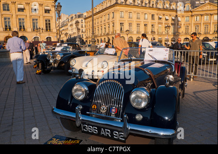 Parigi, Francia, gente affollata che visita la mostra di auto d'antiquariato, in mostra, Place Vendome, scena di strada parigina Foto Stock