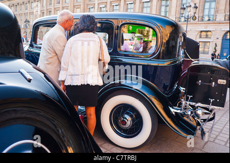 Parigi, Francia, persone che visitano auto d'epoca in mostra, Place Vendome, auto d'epoca di Parigi Foto Stock