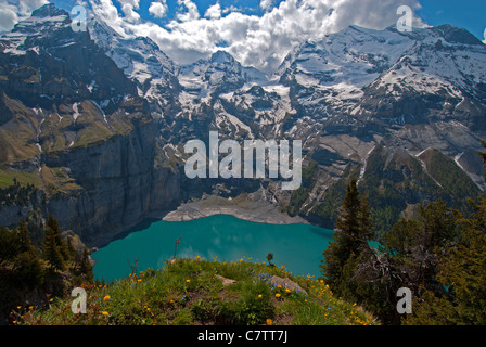 Oeschinensee con Bluemlisalphorn, Frundenhorn, Doldenhorn(f.l) Alpi Bernesi, patrimonio mondiale dell UNESCO, Kandersteg, Svizzera Foto Stock