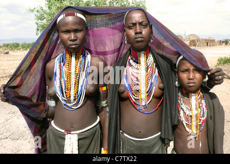 Etiopia, Valle dell'Omo. Arbor donne Foto Stock