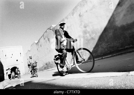 Il Marocco, Marrakech. Gli uomini in bicicletta Foto Stock