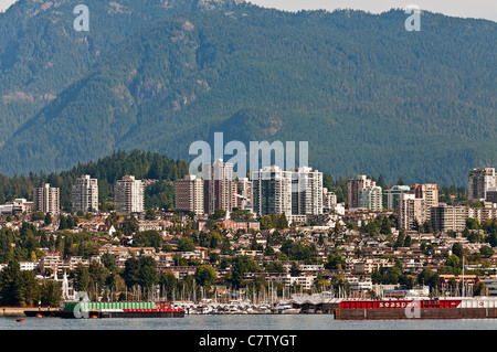 Una vista della parte inferiore della Lonsdale area di North Vancouver, BC, Canada.La North Shore Mountains effettuare una quinta scenografica. Foto Stock