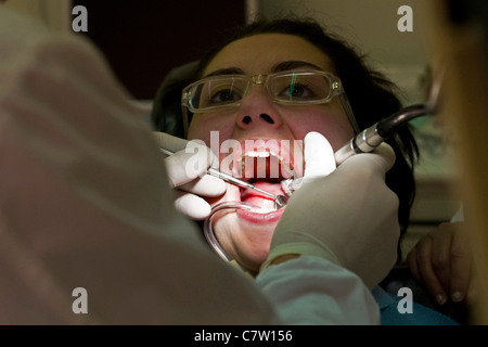 Dentista esame paziente femmina Foto Stock