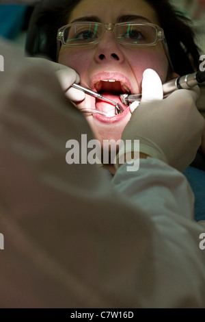 Dentista esame paziente femmina Foto Stock