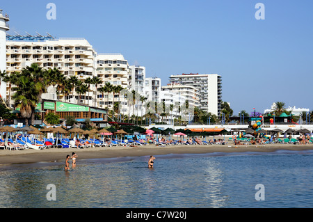 I turisti sulla spiaggia a Marbella, Costa del Sol, provincia di Malaga, Andalusia, Spagna, Europa occidentale. Foto Stock