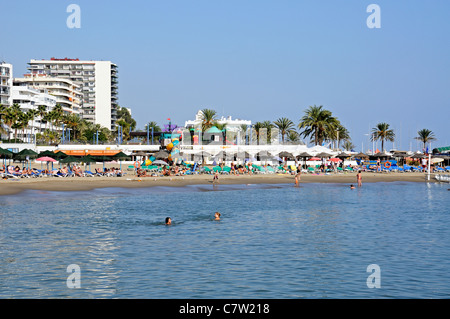 I turisti sulla spiaggia a Marbella, Costa del Sol, provincia di Malaga, Andalusia, Spagna, Europa occidentale. Foto Stock