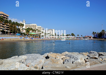 I turisti sulla spiaggia a Marbella, Costa del Sol, provincia di Malaga, Andalusia, Spagna, Europa occidentale. Foto Stock