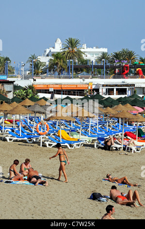 I turisti sulla spiaggia a Marbella, Costa del Sol, provincia di Malaga, Andalusia, Spagna, Europa occidentale. Foto Stock