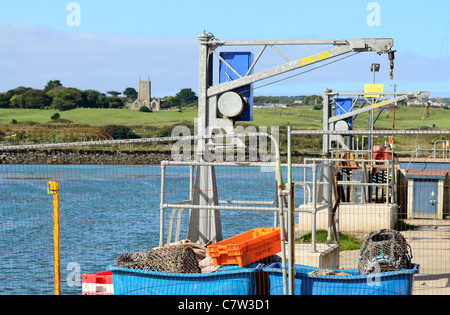 Hayle harbour North Quay vista di San Unys chiesa e West Cornwall Golf club Cornwall Regno Unito Foto Stock