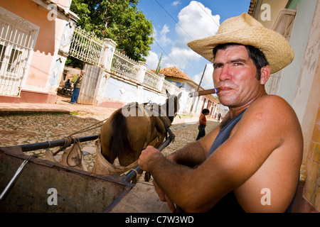 Cubano, Trinidad, ritratto di agricoltore di fumare il sigaro Foto Stock