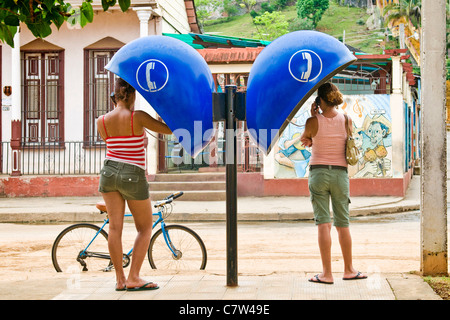 Cuba, Baracoa, telefono pubblico Foto Stock