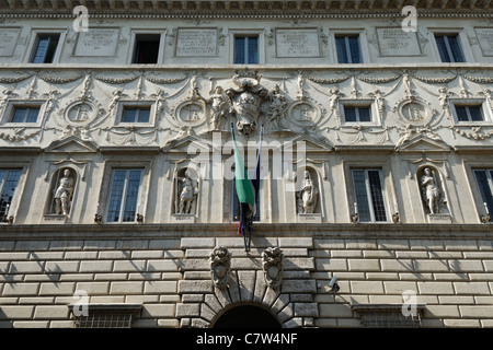 Palazzo Spada su Piazza Capo di ferro con facciata in stucco che mostra bassorilievi e statue che evocano Roma del passato di Roma Italia. Foto Stock