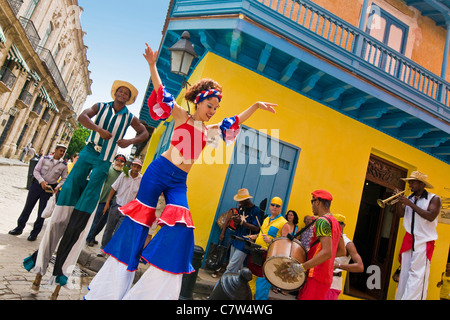 Cuba, La Habana, spettacolo folcloristico in strada Foto Stock