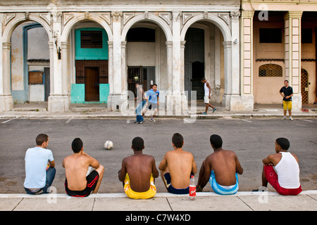 Cuba, La Habana,partita di calcio nel centro della città Foto Stock