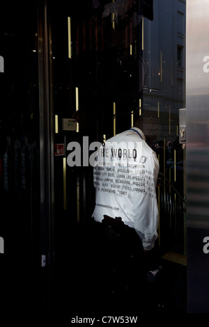 Una guardia di sicurezza si erge discretamente vicino all'uscita di un ramo dei capi di abbigliamento di marca Karen Millen nel centro di Londra. Foto Stock