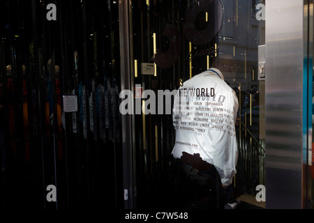 Una guardia di sicurezza si erge discretamente vicino all'uscita di un ramo dei capi di abbigliamento di marca Karen Millen nel centro di Londra. Foto Stock