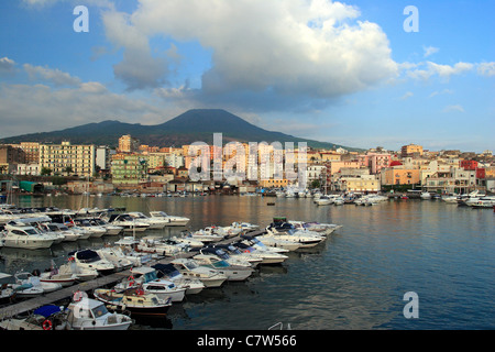 L'Italia, Campania, Torre del Greco, il porto e il Vesuvio sullo sfondo Foto Stock