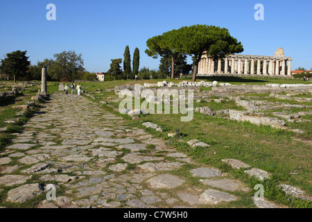 L'Italia, Campania, Paestum, la via Sacra e il tempio di Athena Foto Stock