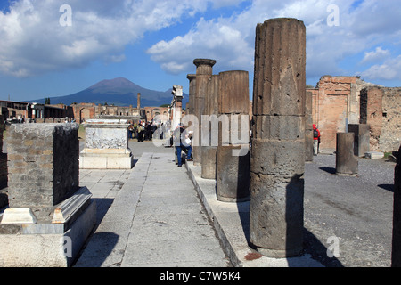 L'Italia, Campania, Pompei, le rovine romane e il Vesuvio sullo sfondo Foto Stock