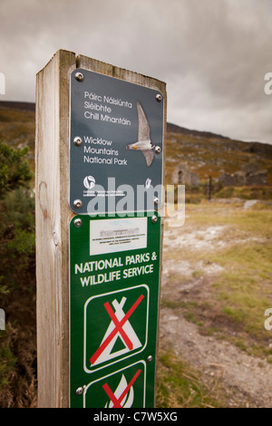 Irlanda, Co Wicklow, il Parco Nazionale di Wicklow Mountains firmare al vecchio rovinato in granito del lavoratore house Foto Stock