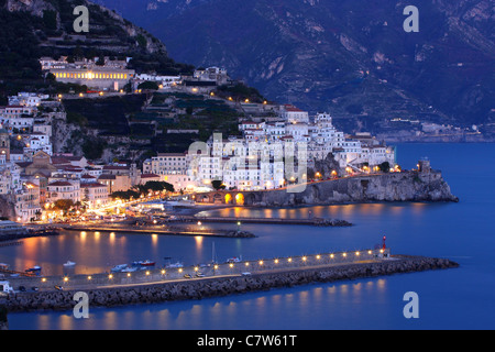 L'Italia, Campania, Costiera Amalfitana, Costiera Amalfitana al crepuscolo Foto Stock