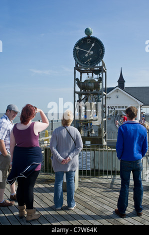 La Meccanica orologio ad acqua scultura su Southwold Pier in Suffolk Foto Stock