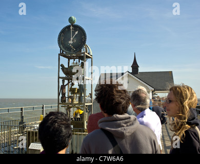 La Meccanica orologio ad acqua scultura su Southwold Pier in Suffolk Foto Stock