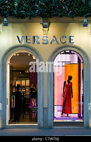 L'Italia, Lombardia, Milano, Via Montenapoleone, Versace fashion shop Foto Stock
