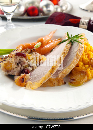 Cena di Natale turchia ripieno di carote e purè di patate dolci Foto Stock