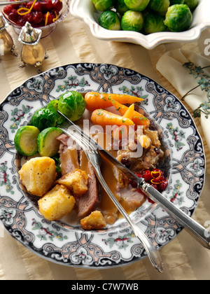 Il tacchino arrosto fette con ripieno di cavolini di Bruxelles baby carote patate arrosto e sugo di carne cena di Natale Foto Stock