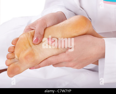 Massaggio della gamba femminile. Foto Stock